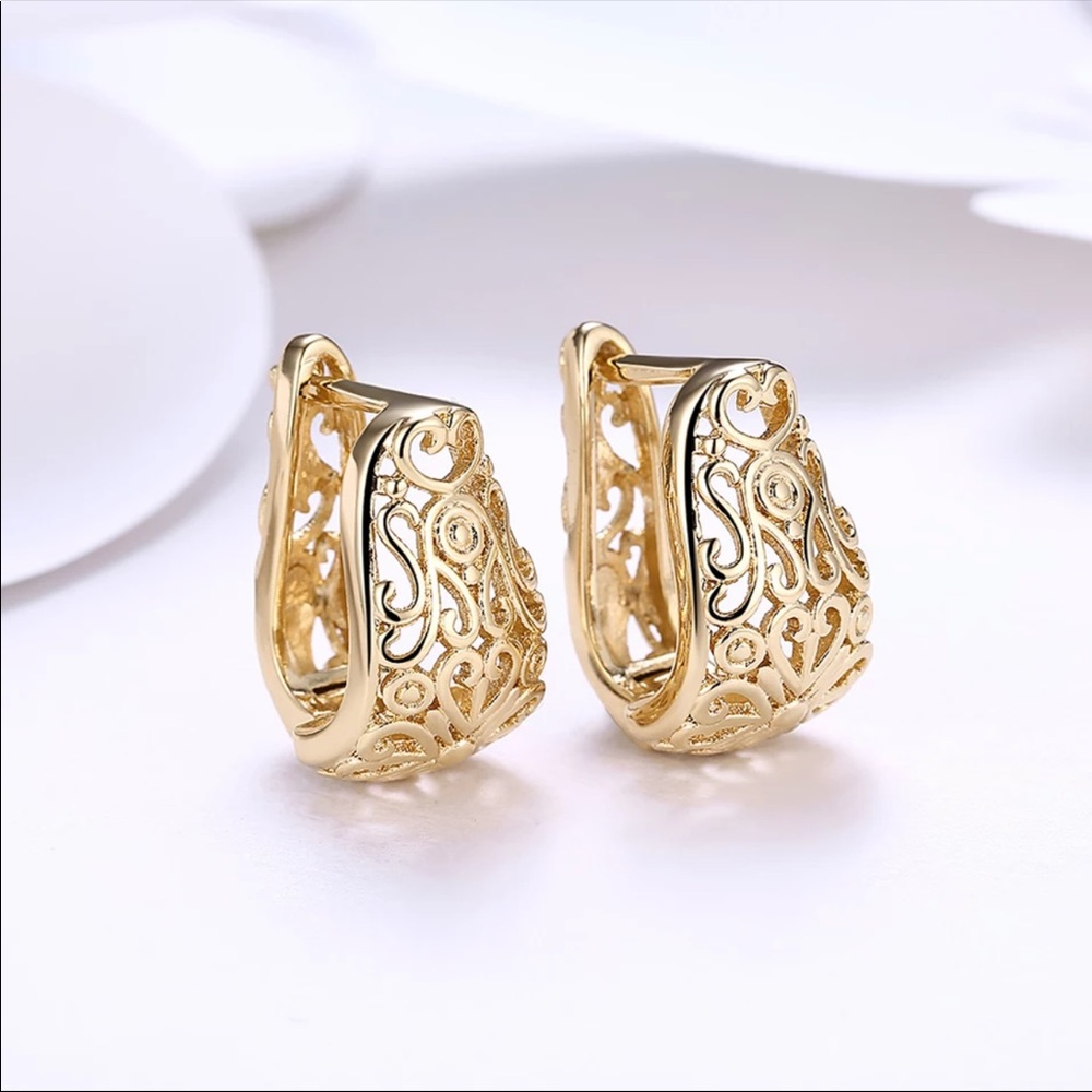 New 18K Gold Plated Hoop Earrings - Picture 2 of 5